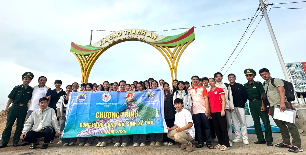 Học sinh xã đảo Thạnh An chụp hình kỷ niệm trước khi rời đảo vào đất liền dự thi tốt nghiệp THPT vào sáng 10-6