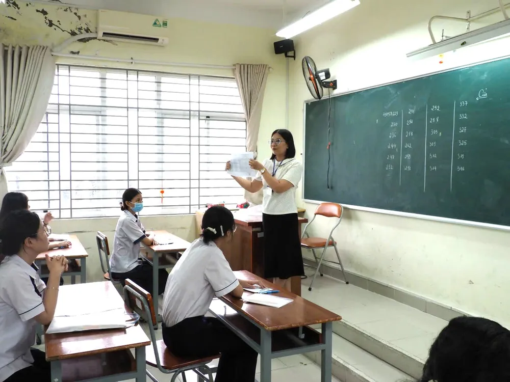 Cán bộ coi thi sinh hoạt quy chế thi tại điểm thi THPT Gia Định. Ảnh: THU TÂM