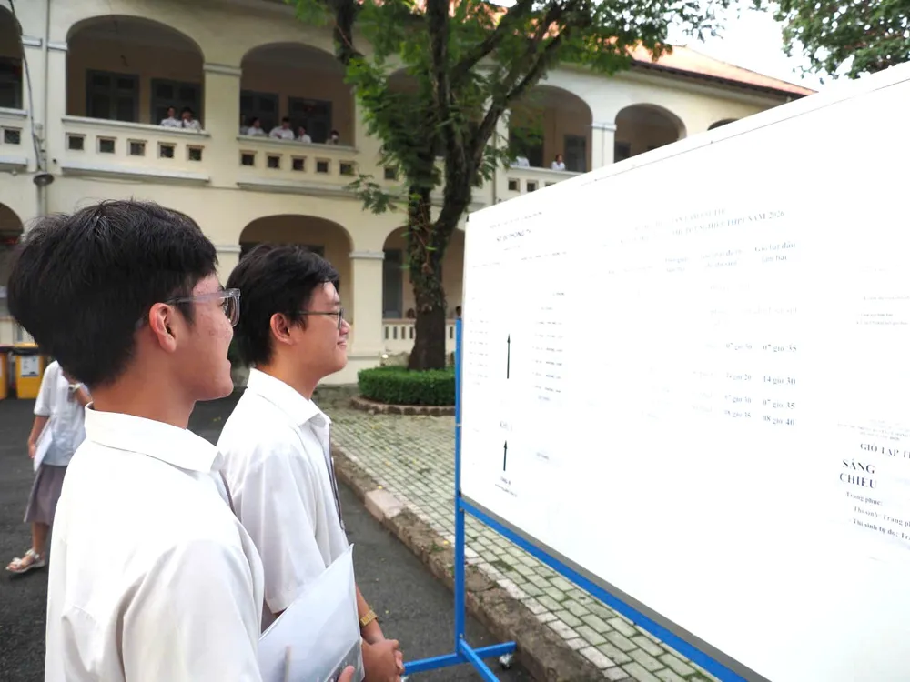 Thí sinh xem sơ đồ phòng thi tại điểm thi THPT chuyên Lê Hồng Phong. Ảnh: THU TÂM.