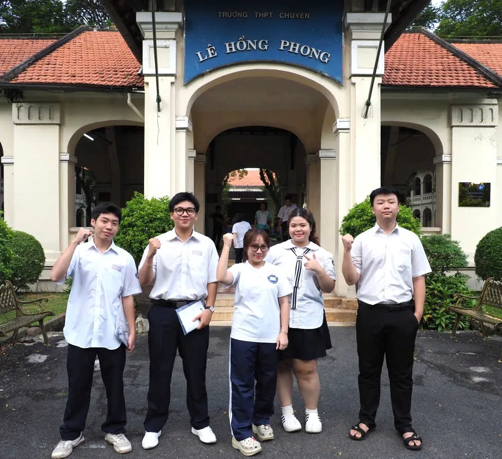 Các em tự tin trước giờ thi môn Ngữ văn. Ảnh: THU TÂM.