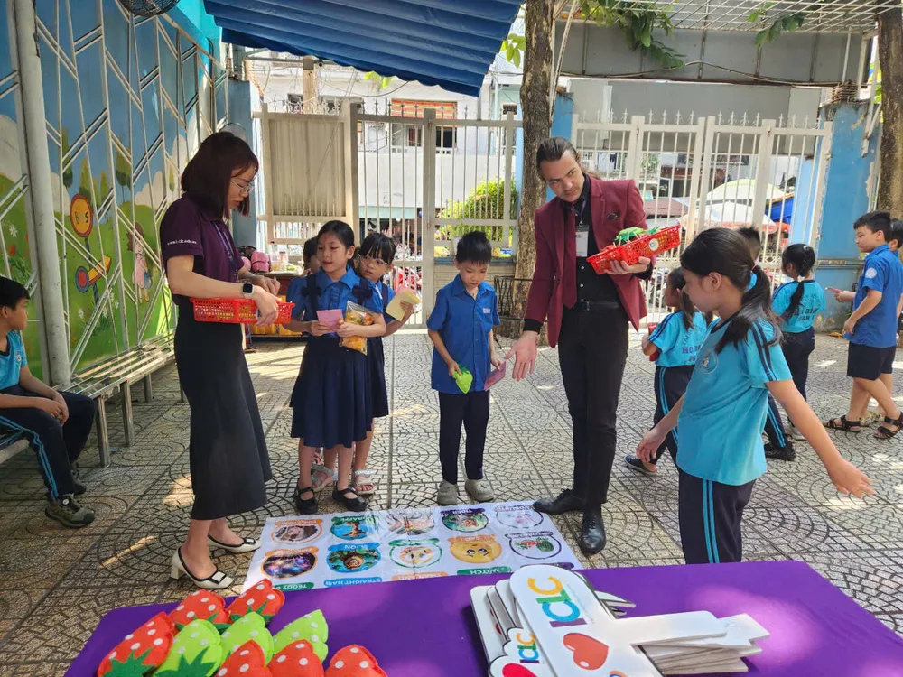 Học sinh Trường Tiểu học Hòa Bình (phường Sài Gòn) tham gia hoạt động với giáo viên nước ngoài 