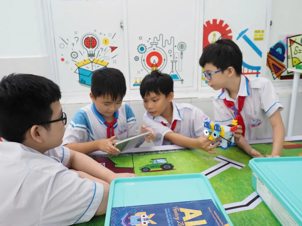 Học sinh Trường Tiểu học Nguyễn Huệ (phường Bến Thành, TPHCM) tham gia hoạt động giáo dục STEM. Ảnh minh họa