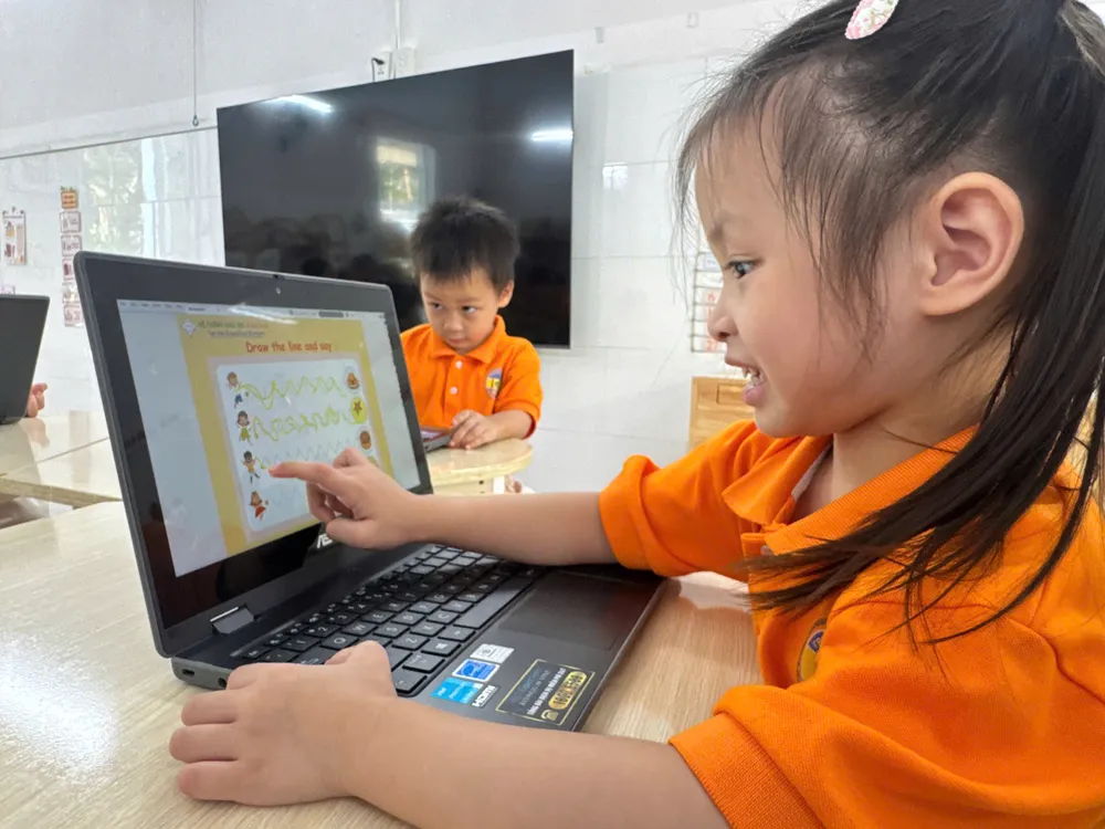 Học sinh Trường Mầm non Hoa Lư (phường Sài Gòn) tham gia hoạt động ứng dụng chuyển đổi số trong giờ học