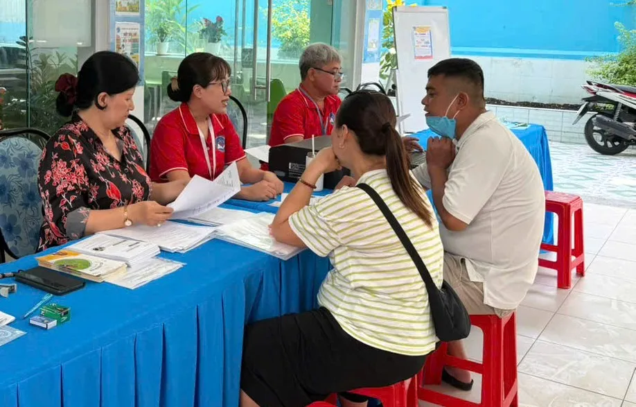 Phụ huynh nộp hồ sơ nhập học tại Trường Tiểu học Trần Khánh Dư (phường Tân Định) ngày 14-7