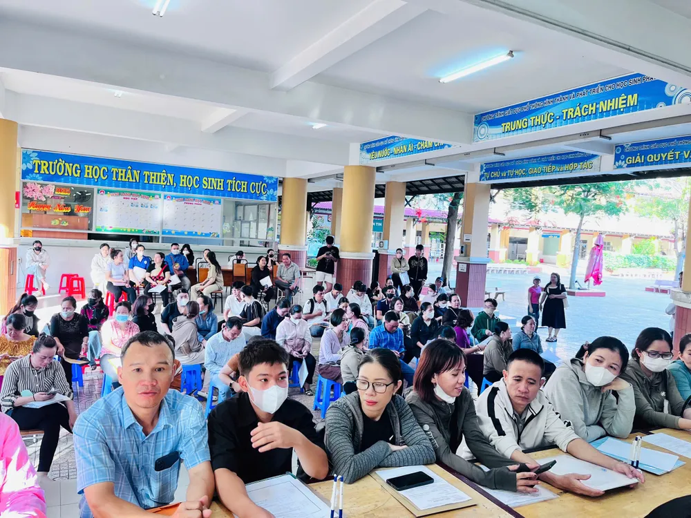 Phụ huynh được tư vấn kỹ lưỡng trước khi nộp hồ sơ xét tuyển bổ sung vào lớp 10 Trường THPT Đào Sơn Tây (phường Linh Xuân) trong sáng 22-7