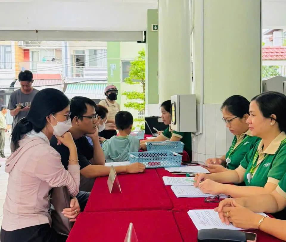 Phụ huynh được hướng dẫn nộp hồ sơ nhập học vào lớp 1 Trường Trường Tiểu học Hiệp Tân (phường Phú Thạnh). Ảnh minh họa.