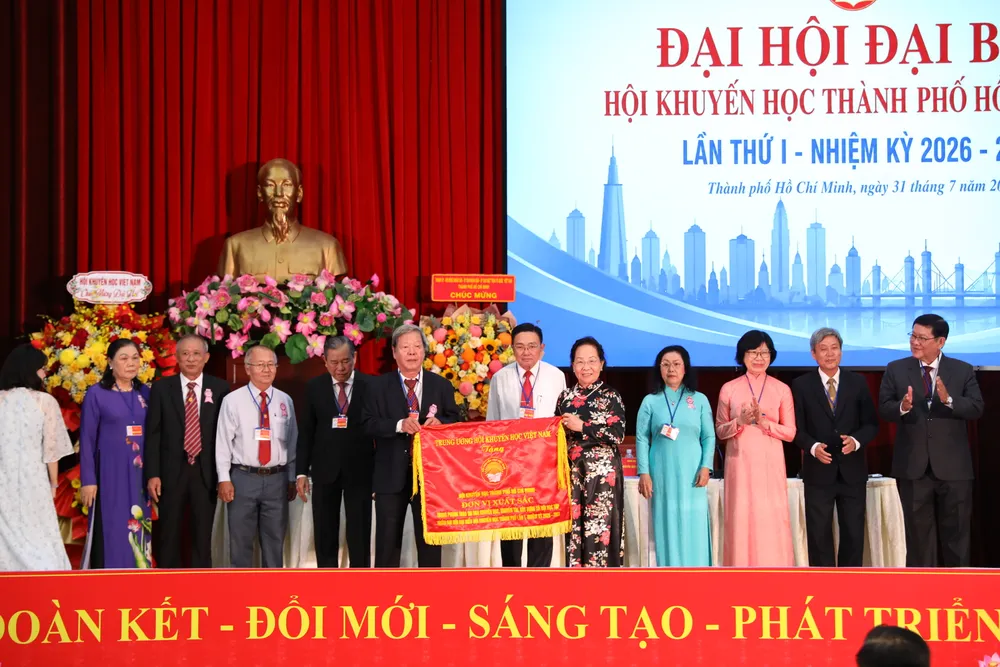 Hội Khuyến học Việt Nam tặng cờ thi đua cho Hội Khuyến học TPHCM do có thành tích xuất sắc trong phong trào thi đua khuyến học, khuyến tài, xây dựng xã hội học tập