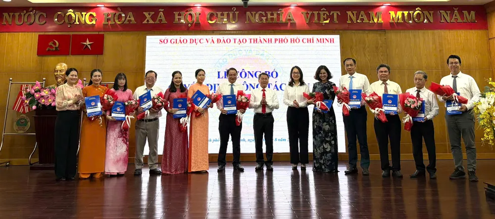 Sở GD-ĐT TPHCM trao các quyết định điều động và bổ nhiệm hiệu trưởng trường học