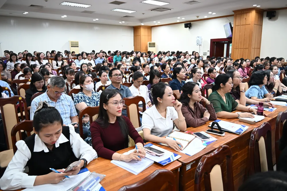 Cán bộ quản lý, giáo viên các trường học nghe chia sẻ từ chuyên gia đến từ Hội đồng khảo thí, Đại học Cambridge (Vương quốc Anh)