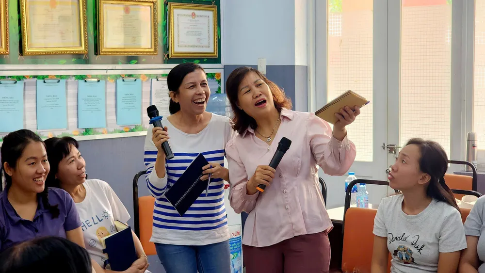 Giáo viên Trường Tiểu học Đặng Trần Côn (phường Vĩnh Hội) hào hứng tham gia các hoạt động giao tiếp bằng tiếng Anh