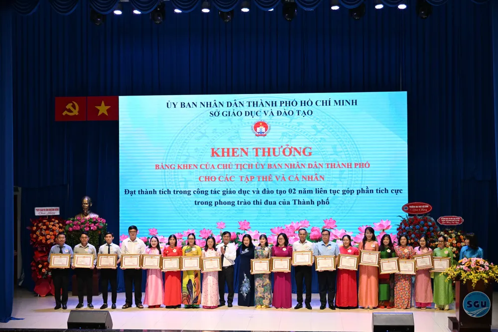 Tập thể và cá nhân đạt thành tích xuất sắc nhận bằng khen của Chủ tịch UBND TPHCM