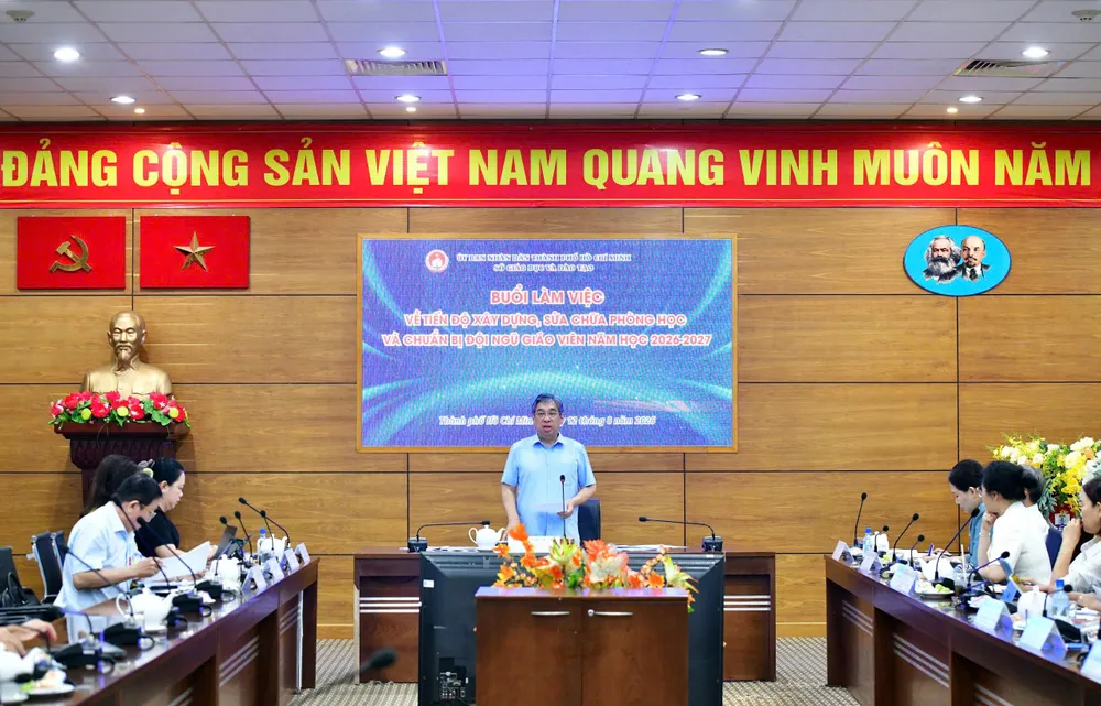 Đồng chí Nguyễn Phước Lộc chủ trì buổi làm việc với Sở GD-ĐT TPHCM về rà soát tiến độ xây dựng, sửa chữa phòng học và chuẩn bị đội ngũ giáo viên cho năm học 2026-2027. Ảnh: DUYÊN PHAN