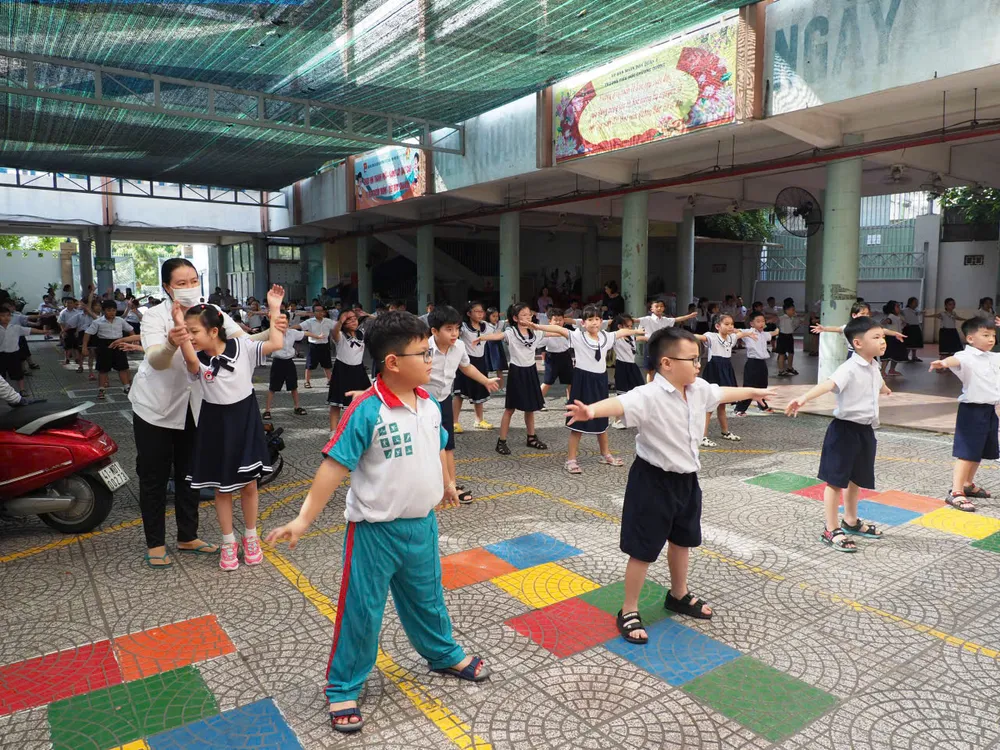 Học sinh Trường Tiểu học Chương Dương (phường Cầu Ông Lãnh, TPHCM) tập thể dục vào giờ chơi. Ảnh minh họa.