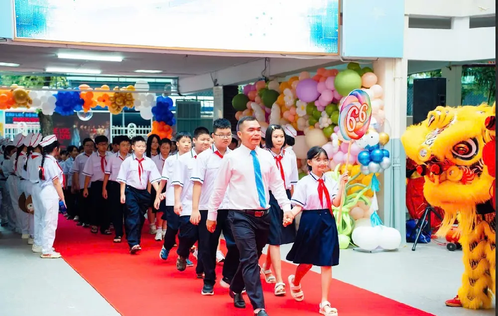 Học sinh Trường THCS Nguyễn Du (phường Bến Thành, TPHCM) dự lễ khai giảng năm học 2025-2026