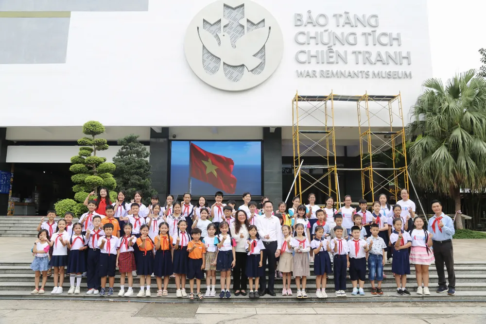 Chuyến tham quan, học tập của hơn 60 thành viên Câu lạc bộ "Ngòi bút nhỏ xinh". Ảnh: HOÀNG VY.