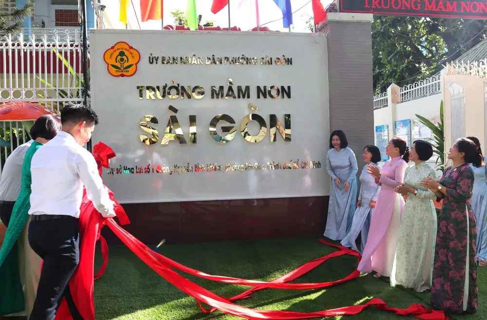UBND phường Sài Gòn khánh thành bảng tên Trường Mầm non Sài Gòn - đơn vị thành lập trên cơ sở sáp nhập Mầm non Hoa Lư và Mầm non Lê Thị Riêng (phường Sài Gòn)