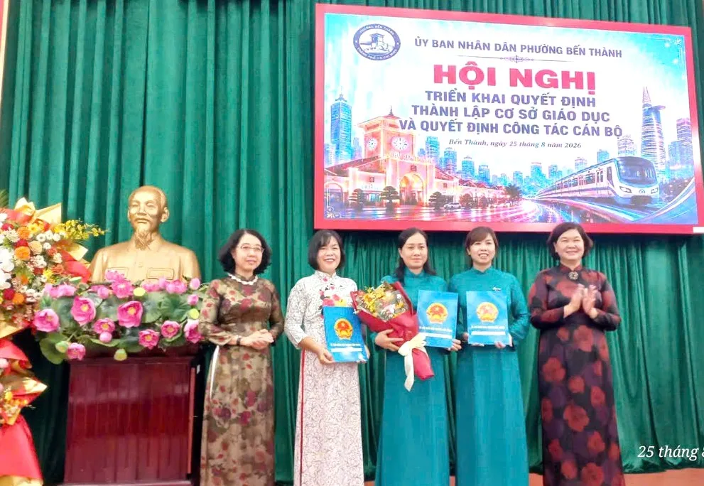 Hội nghị triển khai quyết định thành lập cơ sở giáo dục và quyết định công tác cán bộ do UBND phường Bến Thành (TPHCM) tổ chức sáng 25-8 