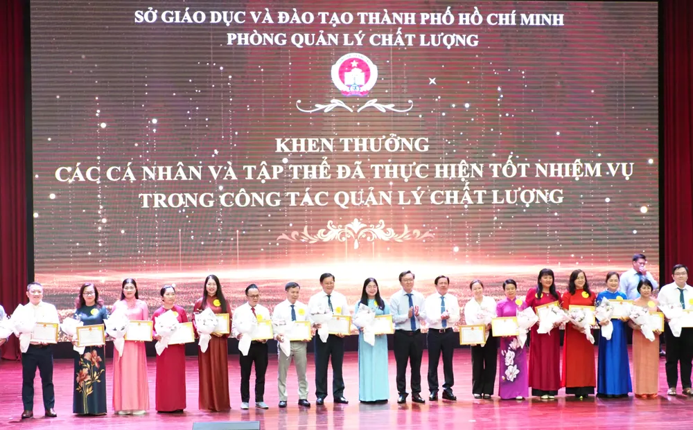 Các tập thể nhận bằng khen của Giám đốc Sở GD-ĐT TPHCM về thành tích thực hiện tốt công tác quản lý chất lượng năm học 2025-2026 