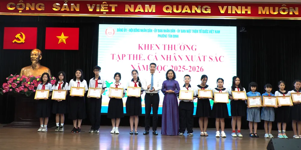 Lãnh đạo UBND phường Tân Định trao giấy khen cho học sinh có thành tích xuất sắc trong năm học 2025-2026