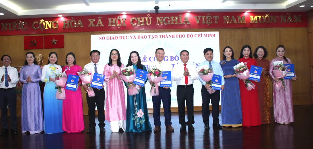 Sở GD-ĐT TPHCM trao các quyết định điều động, bổ nhiệm viên chức quản lý đối với các phòng, ban trực thuộc Sở GD-ĐT và hiệu trưởng các đơn vị trường học