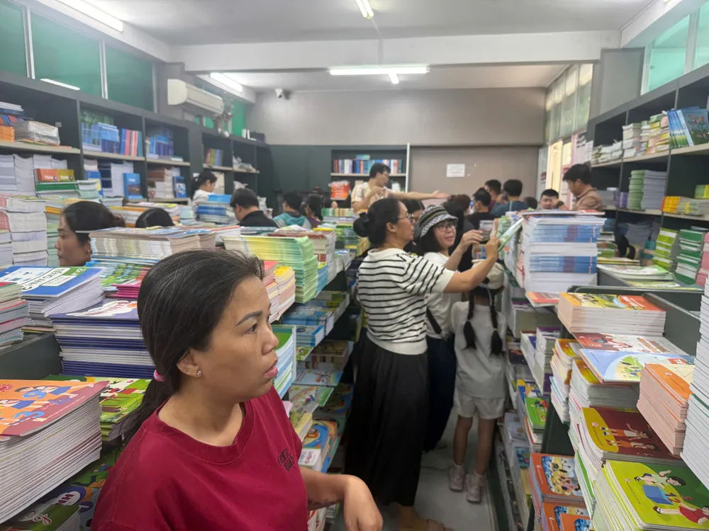 Phụ huynh mua trực tiếp SGK tại trụ sở NXBGDVN taị TPHCM trong dịp lễ 2-9
