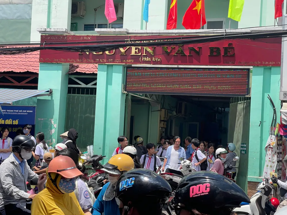 Phụ huynh chờ đón con tại phân hiệu Trường THCS Nguyễn Văn Bé (phường Bình Lợi Trung, TPHCM) vào trưa 7-9