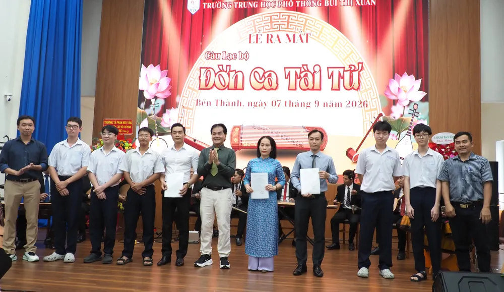 Ban chủ nhiêm Câu lạc bộ Đờn ca tài tử, Trường THPT Bùi Thị Xuân, ra mắt giáo viên và học sinh toàn trường