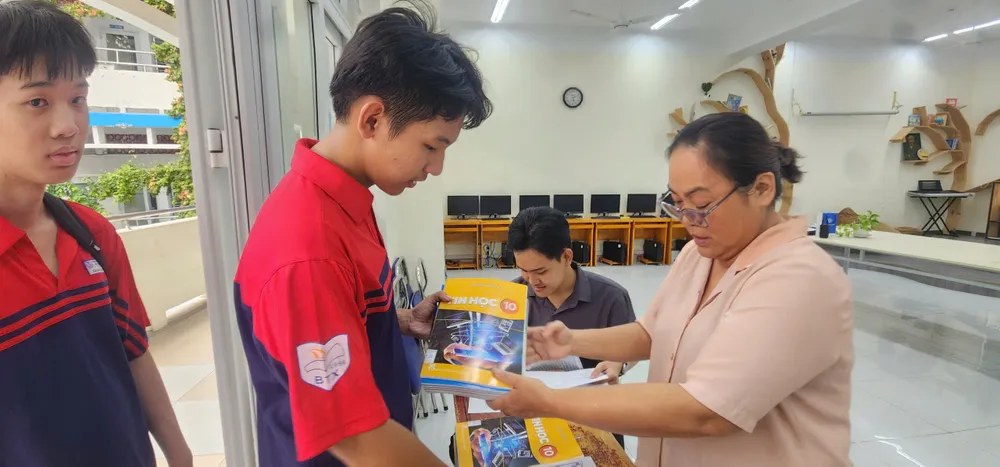 Trường THPT Bùi Thị Xuân (phường Bến Thành) cho học sinh mượn SGK. Ảnh: THU TÂM.