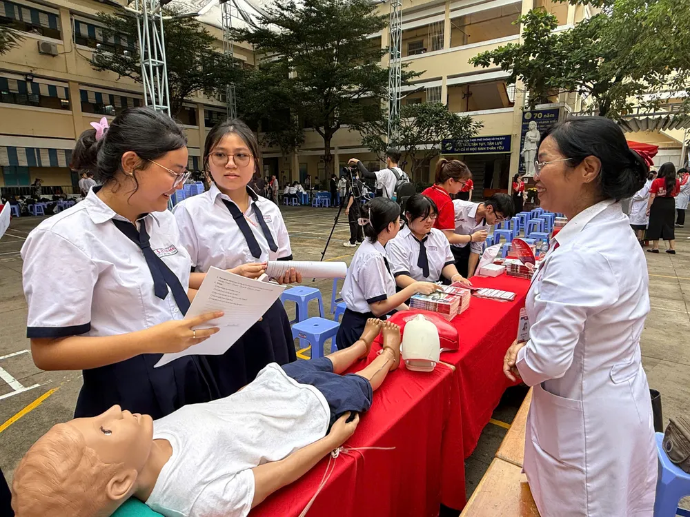 Học sinh Trường THPT Võ Thị Sáu (phường Gia Định, TPHCM) tìm hiểu về nhóm ngành khoa học sức khỏe