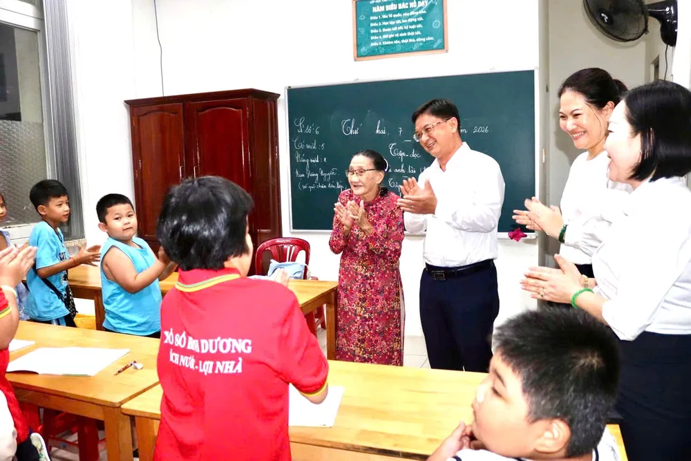 Phó Chủ tịch UBND TPHCM Nguyễn Mạnh Cường thăm một lớp học tình thương trên địa bàn phường Thủ Dầu Một, TPHCM