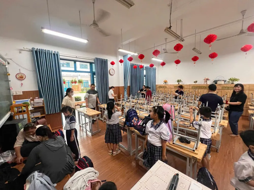 Phụ huynh học sinh lớp 2/4, Trường Tiểu học Chi Lăng (phường Thông Tây Hội, TPHCM) bọc chân bàn, chân ghế giúp học sinh có môi trường học tập an toàn.