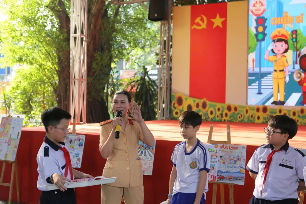 Học sinh Trường Tiểu học Nguyễn Bỉnh Khiêm (phường Sài Gòn) tham gia chuyên đề về an toàn giao thông