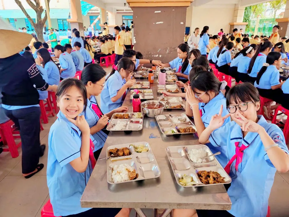 Học sinh Trường THCS Hồ Văn Long (phường Bình Tân, TPHCM) trở lại ăn bán trú từ ngày 18-9