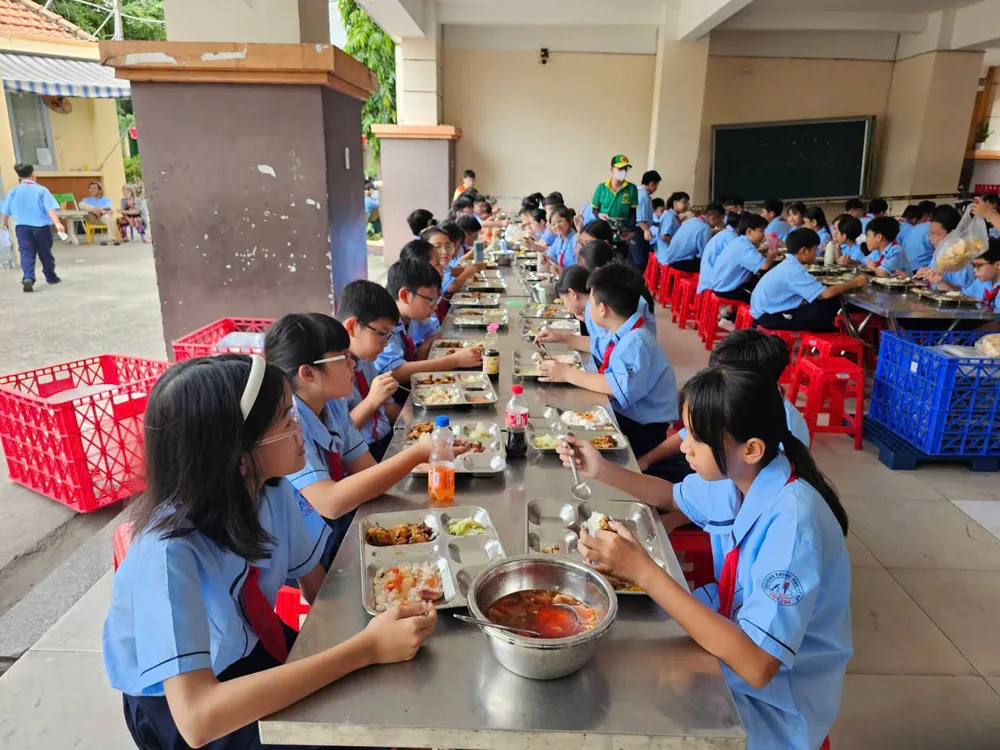 Tổ chức ăn bán trú là một trong các dịch vụ phục vụ, hỗ trợ hoạt động giáo dục được triển khai khoản thu trong năm học này