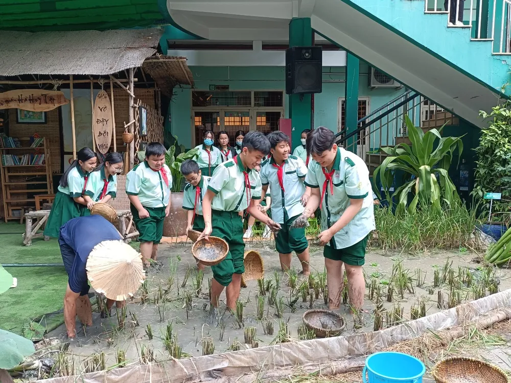 Học sinh Trường THCS Hà Huy Tập (quận Bình Thạnh) tham gia hoạt động trải nghiệm ở sân trường.1.jpg