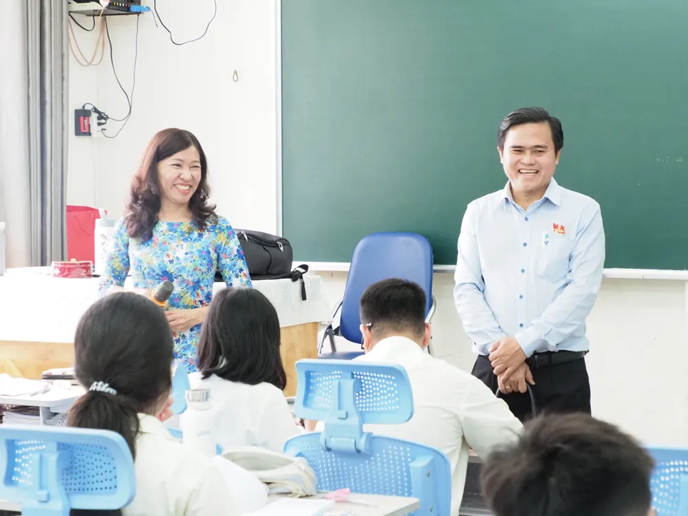 Trưởng Ban Văn hóa - Xã hội (HĐND TPHCM) Cao Thanh Bình tham quan một giờ học của học sinh Trường Tiểu học - THCS - THPT Nam Sài Gòn