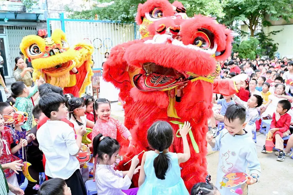 Học sinh Trường Tiểu học Nguyễn Huệ (phường Bến Thành) tham gia hoạt động vui trung thu