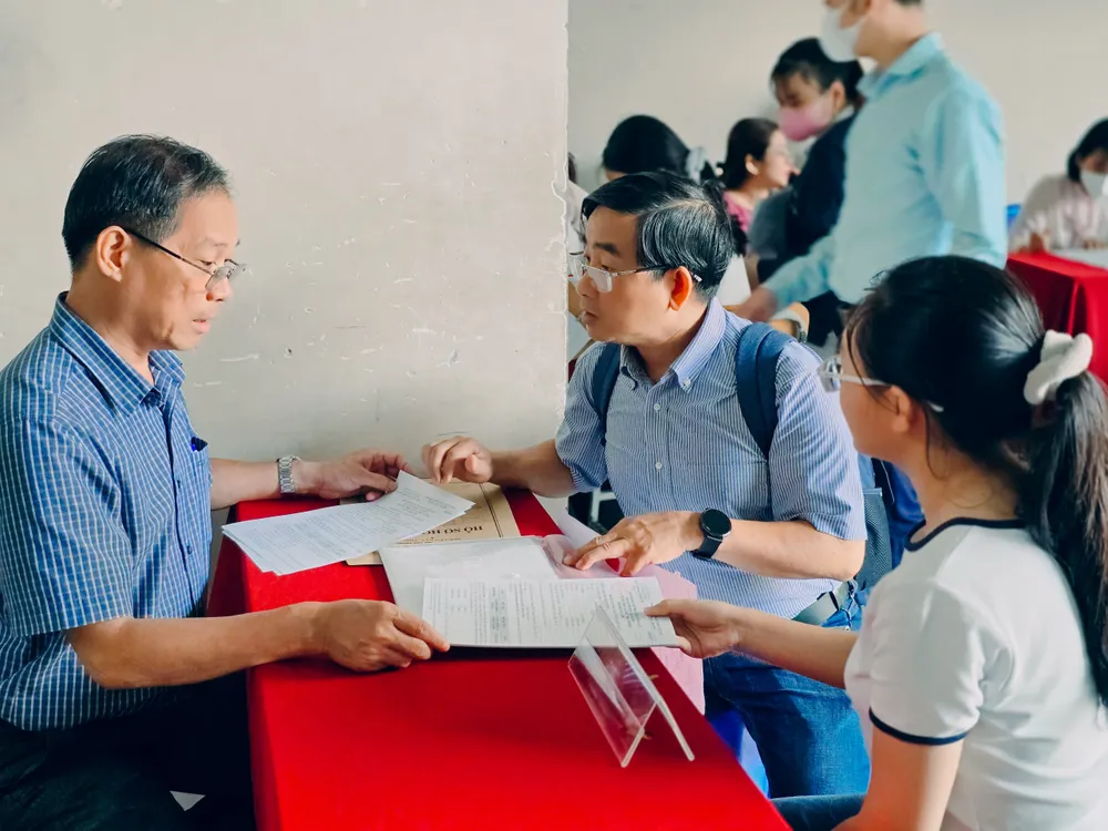 Phụ huynh và học sinh Trường THPT Nguyễn Hữu Thọ (phường Xóm Chiếu) tìm hiểu về tổ hợp môn học lớp 10 vào đầu năm học 2026-2027