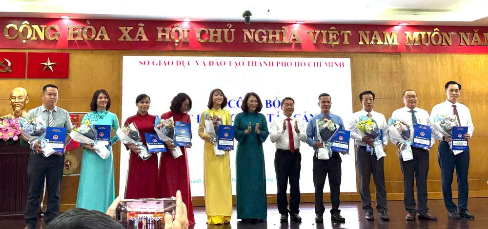 Các cán bộ quản lý nhận quyết định điều động, bổ nhiệm chiều 1-10
