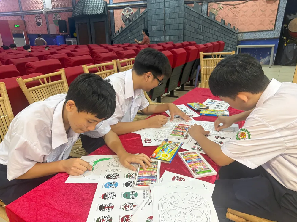 Học sinh Trường THPT Nguyễn Khuyến (phường Hòa Hưng) tìm hiểu về nghệ thuật hát bội