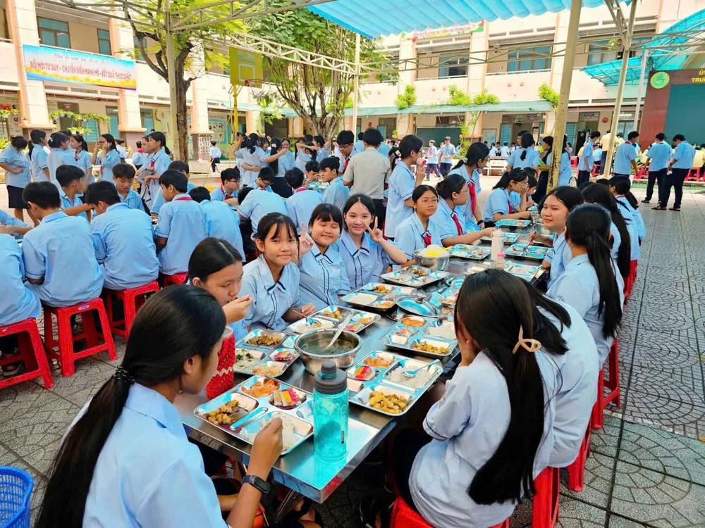Học sinh Trường THCS Hồ Văn Long (phường Bình Tân) trong giờ ăn trưa