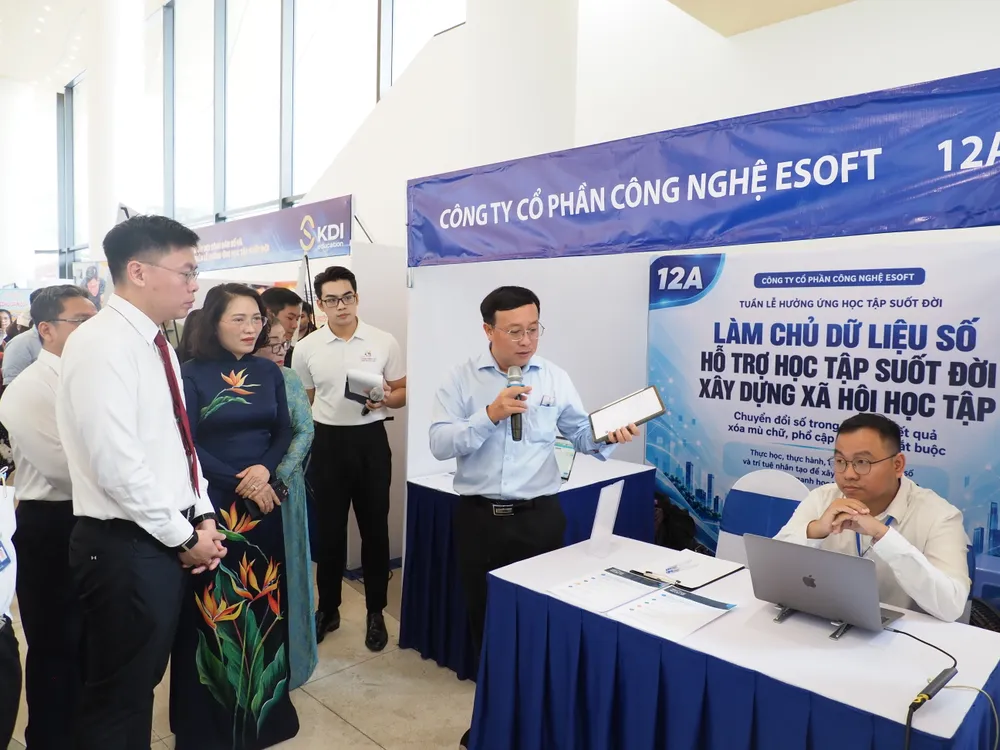 Phó Chủ tịch UBND TPHCM Trương Minh Huy Vũ cùng đại diện các sở, ban, ngành tham quan gian hàng về giải pháp công nghệ