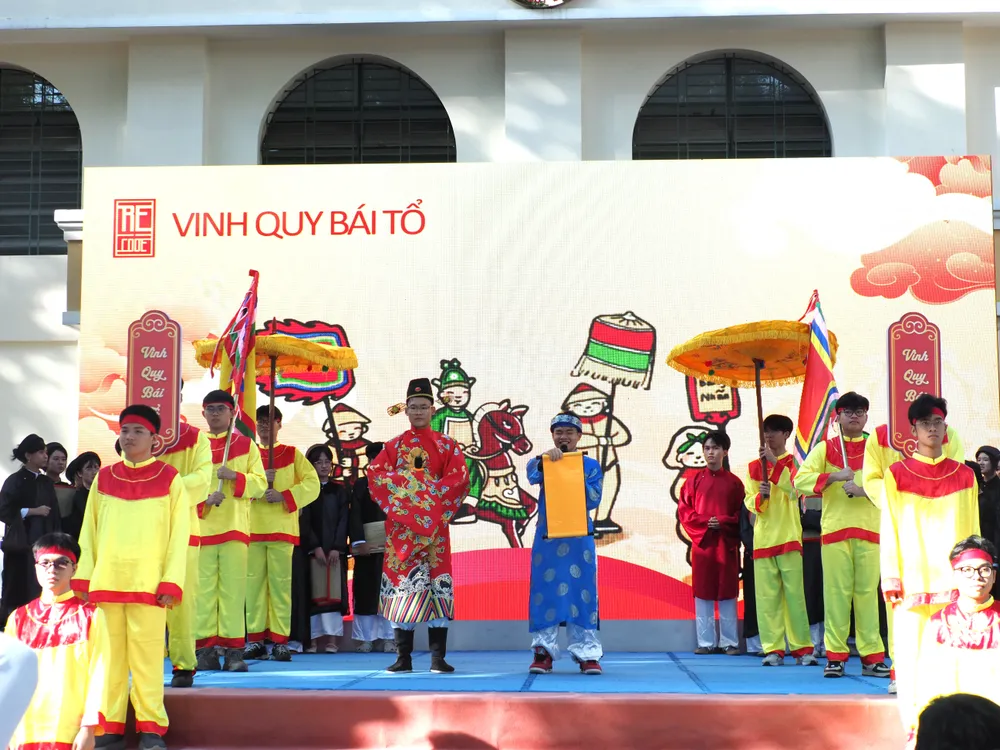 Học sinh Trường THPT Lê Quý Đôn tham gia tiết mục sân khấu hóa tái hiện cuộc đời nhà bác học Lê Quý Đôn