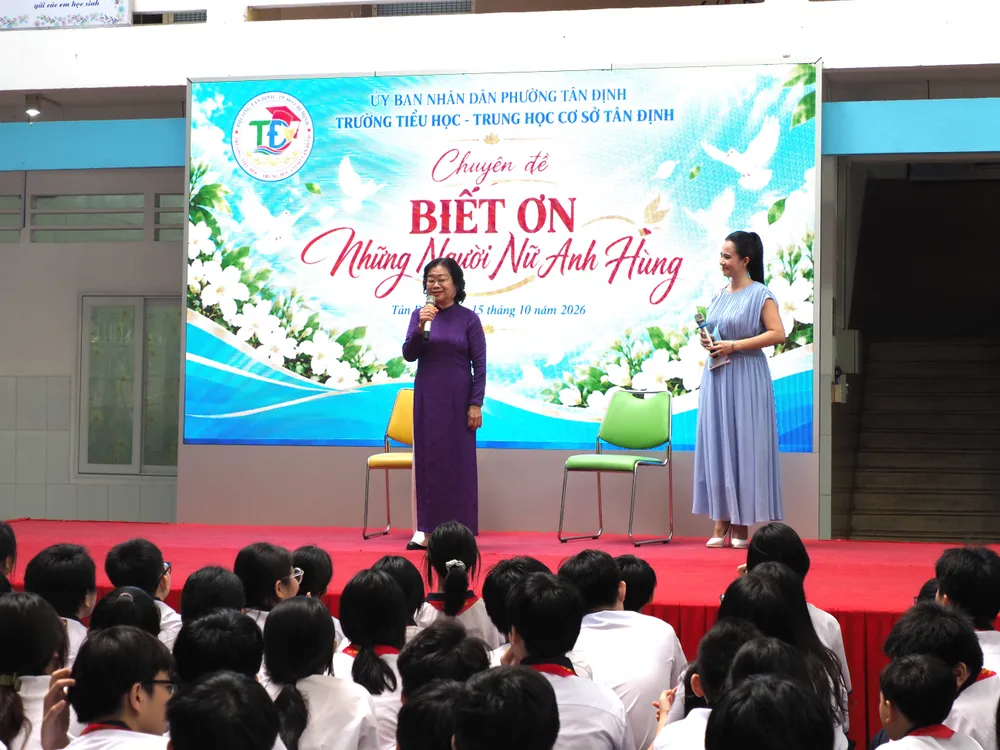 Nguyên Phó Chủ tịch nước CHXHCN Việt Nam Trương Mỹ Hoa chia sẻ với học sinh tại buổi nói chuyện chuyên đề "Biết ơn những người nữ anh hùng"