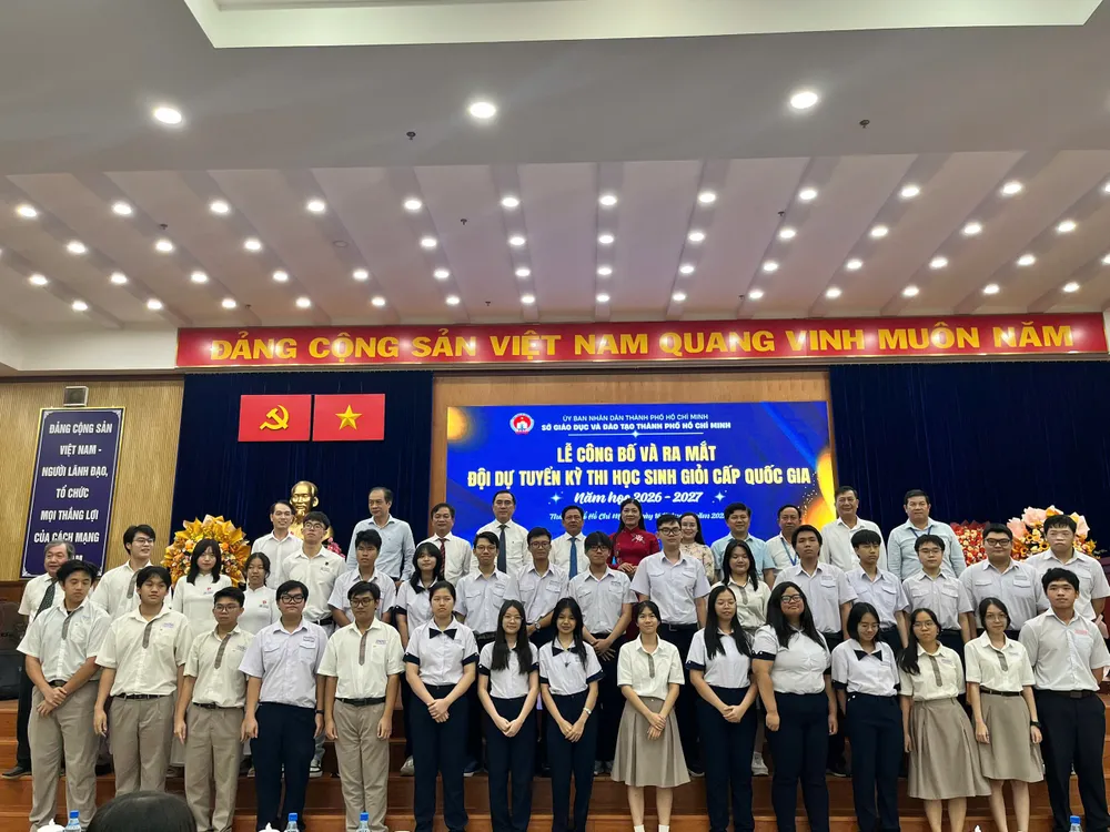 Lãnh đạo Sở GD-ĐT TPHCM chụp hình cùng đội dự tuyển ở các môn học tham gia kỳ thi học sinh giỏi quốc gia năm học 2026-2027
