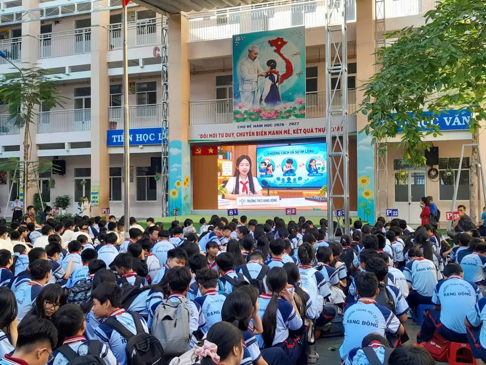 Học sinh Trường THCS Rạng Đông (phường Bình Thạnh) tham gia sinh hoạt chuyên đề giáo dục kỹ năng phòng, chống bạo lực học đường cho học sinh
