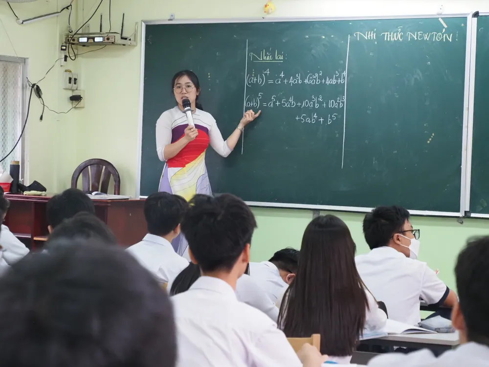 Giáo viên Trường THPT Ernst Thalmann (phường Bến Thành) trong một giờ lên lớp