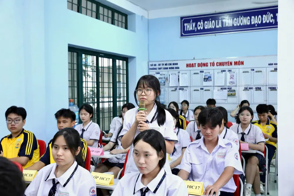 Học sinh Trường THPT Bình Hưng Hòa (phường Bình Hưng Hòa, TPHCM) đối thoại với ban giám hiệu nhà trường