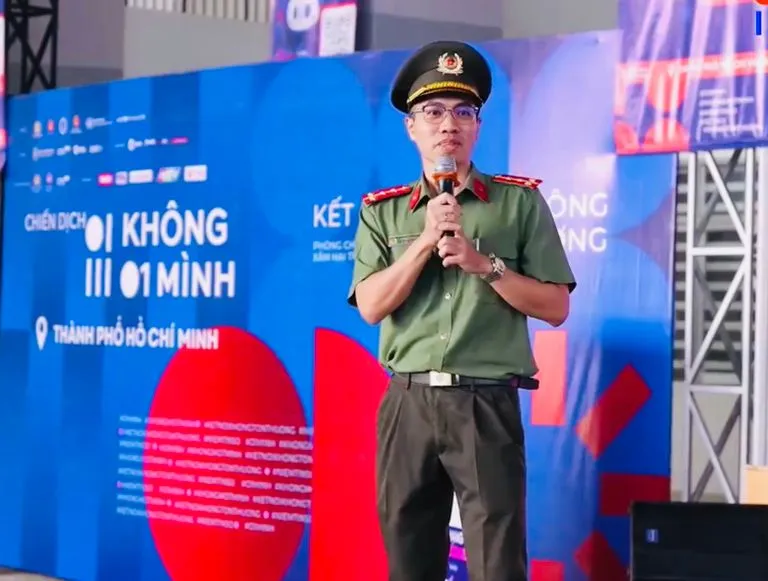 Đại úy Lê Ngọc Khánh, báo cáo viên Phòng An ninh mạng, Công an TPHCM, phát biểu tại lễ phát động Chiến dịch “Không một mình - Kết nối không tổn thương” diễn ra tại Trường Tiểu học - THCS - THPT Nam Sài Gòn (phường Tân Mỹ) vào sáng 26-10