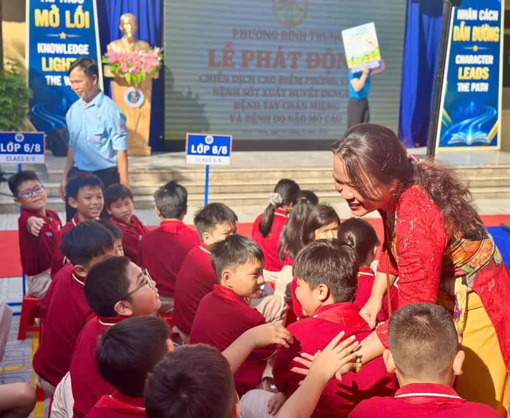 Học sinh Trường THCS Bình Trưng (phường Bình Trưng) vui mừng gặp lại cô hiệu trưởng cũ